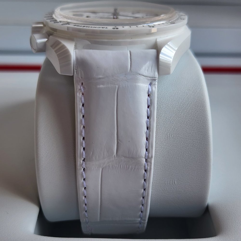 NEW OMEGA SPEEDMASTER WHITE SIDE OF THE MOON 44.25 CERAMIC WHITE CHRONO Co-Axial - Picture 12 of 15